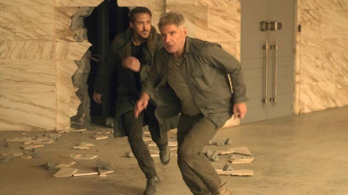 Ryan Gosling y Harrison Ford, en una escena de Blade Runner 2049.-WARNER BROS