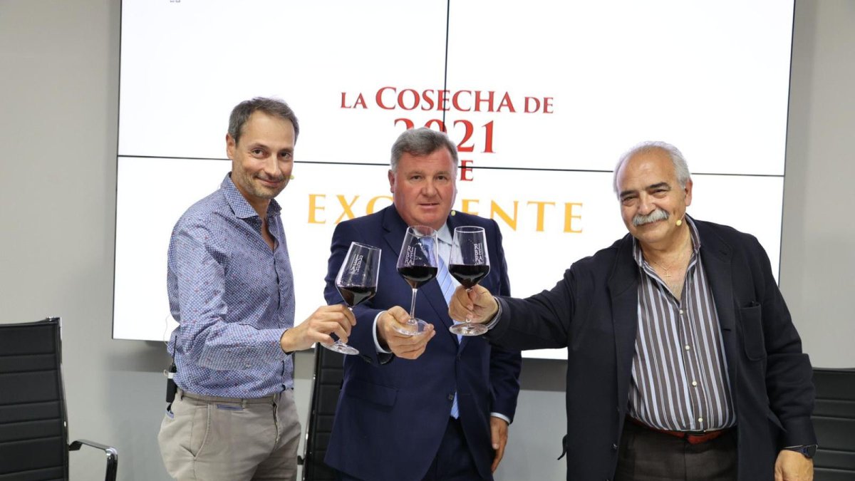 El presidente del Consejo Regulador brinda por la excelente cosecha