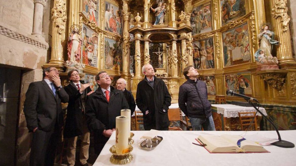 Enrique Saiz (segundo por la izquierda), durante su visita a la iglesia de Aguilar de Bureba en compañía de las autoridades locales y provinciales.-G.G.