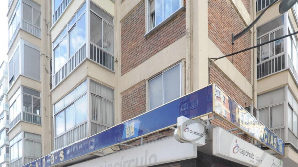 La oficina de Juan XXIII absorbe el negocio de la que cierra en la calle Santiago.-ISRAEL L. MURILLO
