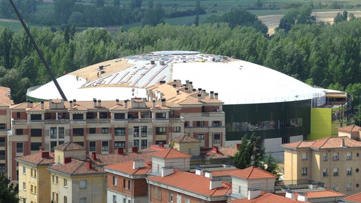 Imagen de las obras de la plaza de toros tomada ayer desde el edificio de Telefónica.-ISRAEL L. MURILLO