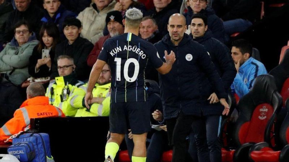 Guardiola choca con la mano a Agüero tras sustituirlo el domingo ante el Southampton-JOHN SIBLEY (REUTERS)