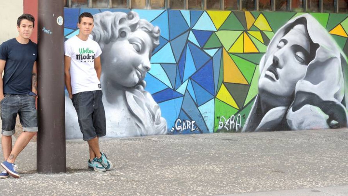 Sergio (i.) y Gabriel Rodrigo Andrade, Sera y Gare, junto al grafiti inspirado en la escultura de Bernini en el bulevar detrás de San Pedro de Cardeña.-Israel L. Murillo