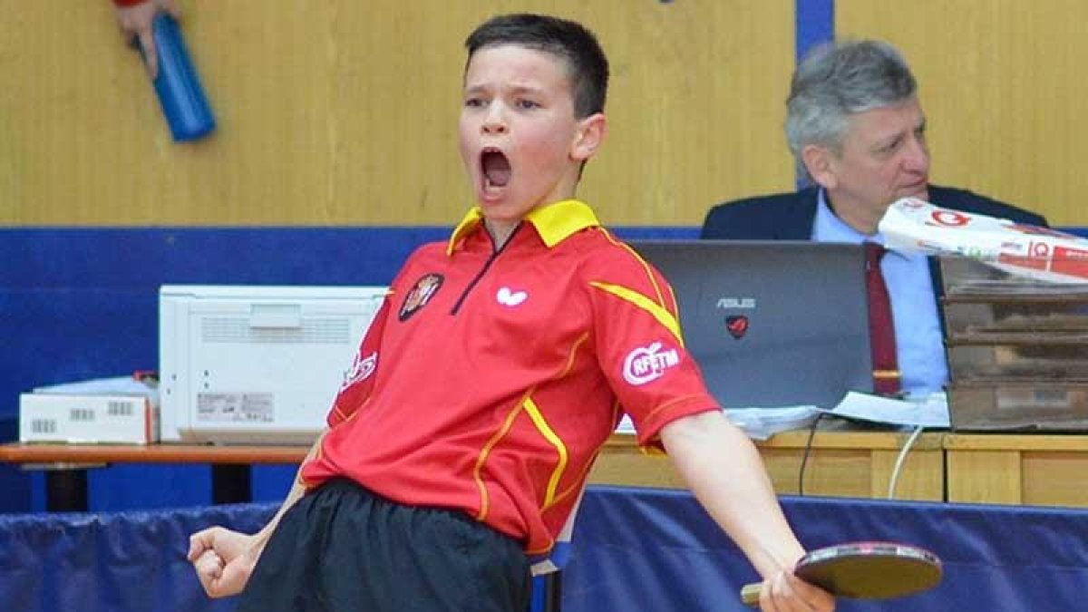 Berzosa celebra su victoria en el torneo individual.-ECB