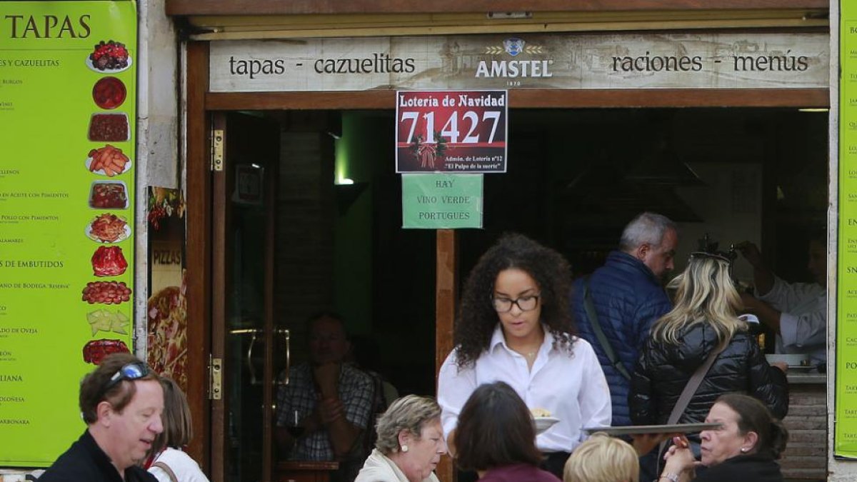 La ocupación en servicios crece en 2.400 personas respecto al trimestre anterior.-RAÚL G. OCHOA