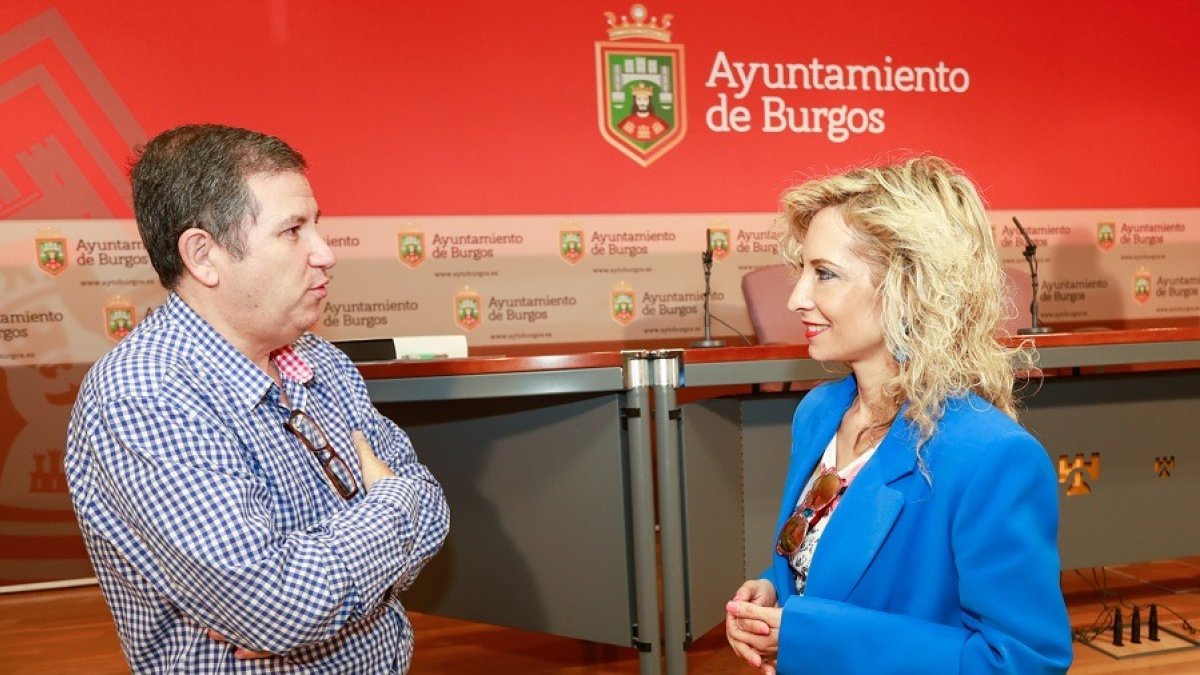 El presidente de la Hermandad de Peñas, José Manuel Carbonell, con la edil de Festejos, Blanca Carpintero. TOMÁS ALONSO