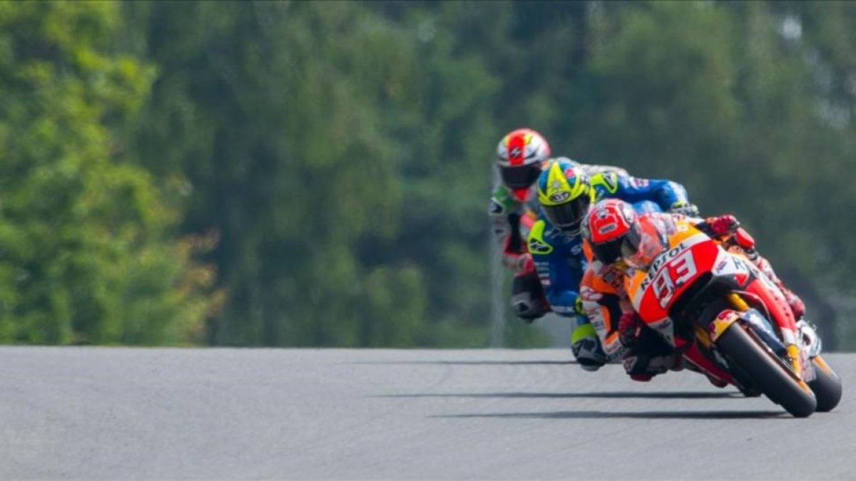 Marc Márquez, por delante de Aleix Espargaró y Álvaro Bautista, este sábado en Sachsenring.-AFP / ROBERT MICHAEL