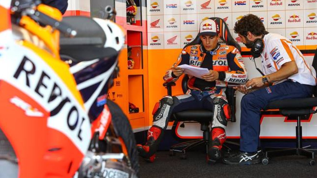 Marc Márquez dialoga con su técnico Santi Hernández, en Misano.-Foto: REPSOL HONDA MEDIA