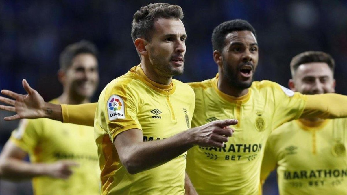 Stuani se dirige a Planas para agradecerle el centro del 0-1.-