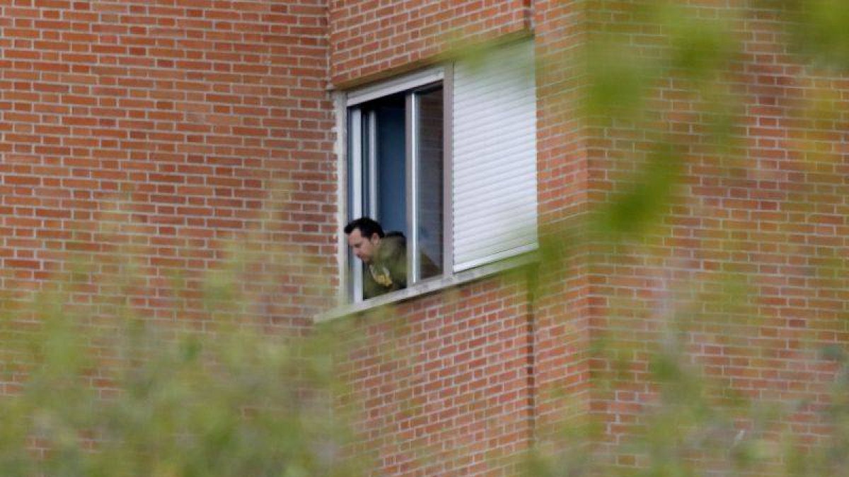 Javier Limón, el marido de Teresa Romero, estuvo un buen rato asomado a la ventana de su habitación del Carlos III, ayer por la tarde.-Foto: JOSÉ LUIS ROCA