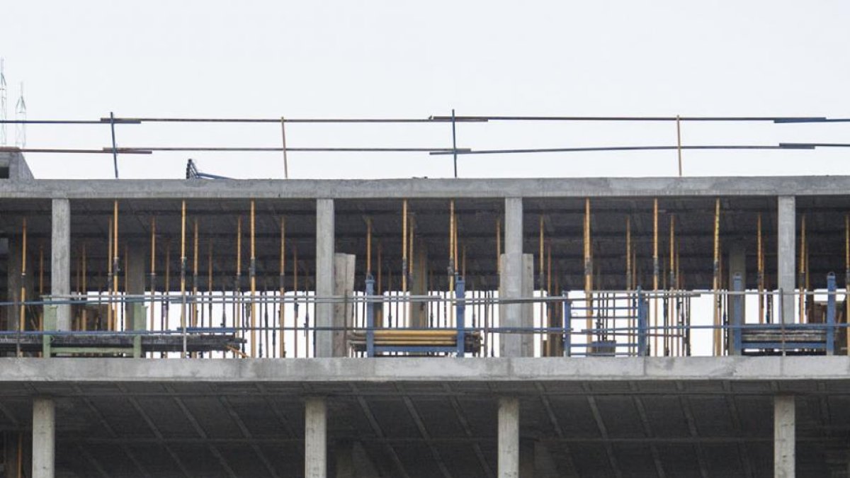 Un edificio en construcción en la zona del S-4 en la capital burgalesa.-ISRAEL L. MURILLO