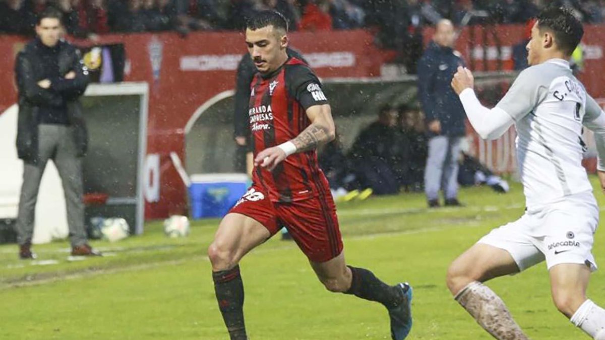 Lance del ecnuentro que ayer disputaron enAnduva el Mirandés y el Sporting de Gijón.-LALIGA