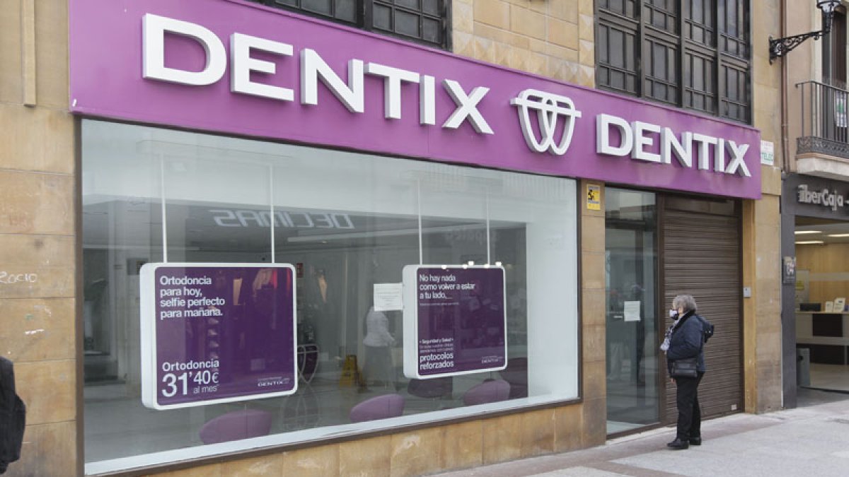 Exterior de una de las clínicas de Dentix. LUIS ÁNGEL TEJEDOR