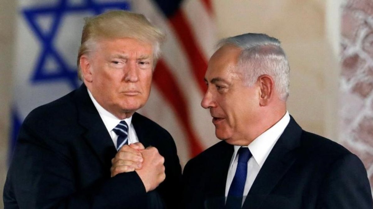 Trump y Netanyahu estrechan sus manos durante un encuentro en Jerusalén.-/ RONEN ZVULUN