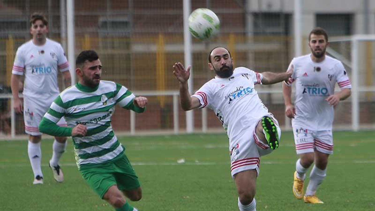 Adri golpea un balón en un choque disputado en San Amaro-Raúl G. Ochoa