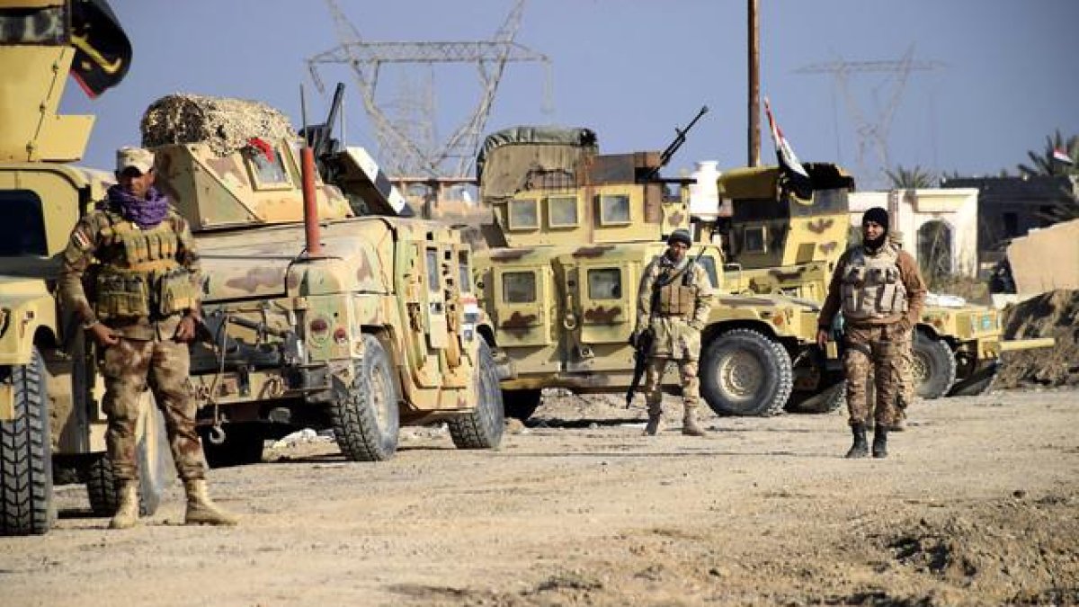 Soldados iraquís horas antes de la ofensiva sobre Ramadi.-AP