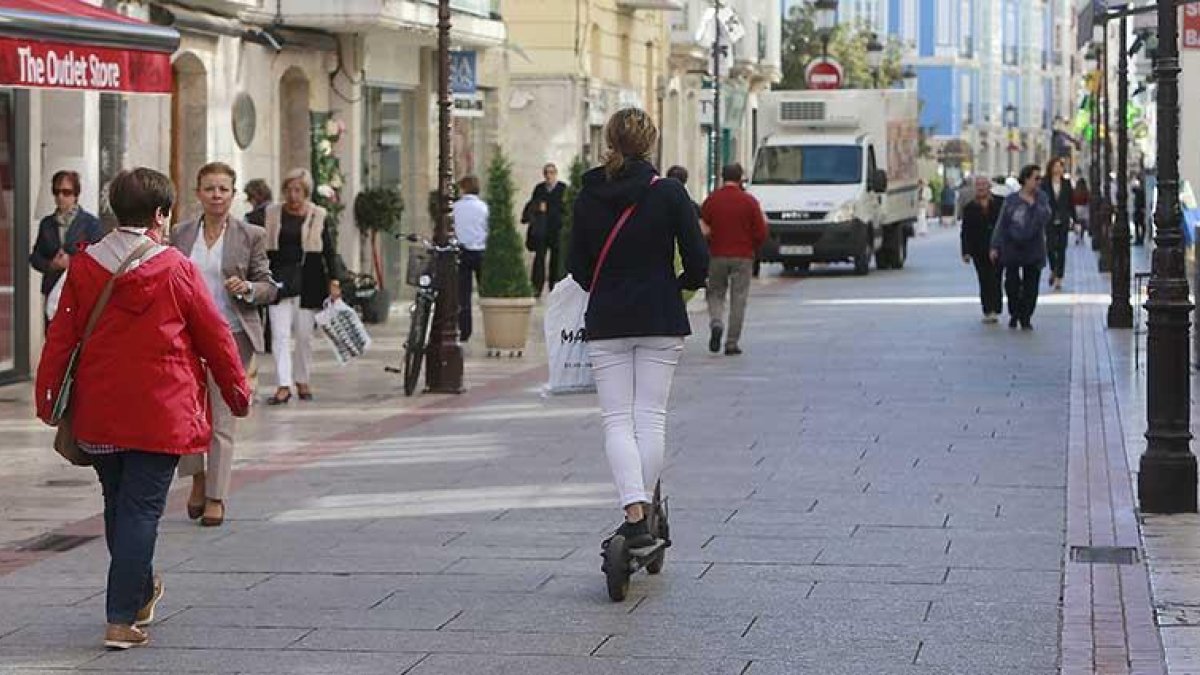 Imagen de un patinete eléctrico circulando por la calle de Laín Calvo.-RAÚL G. OCHOA