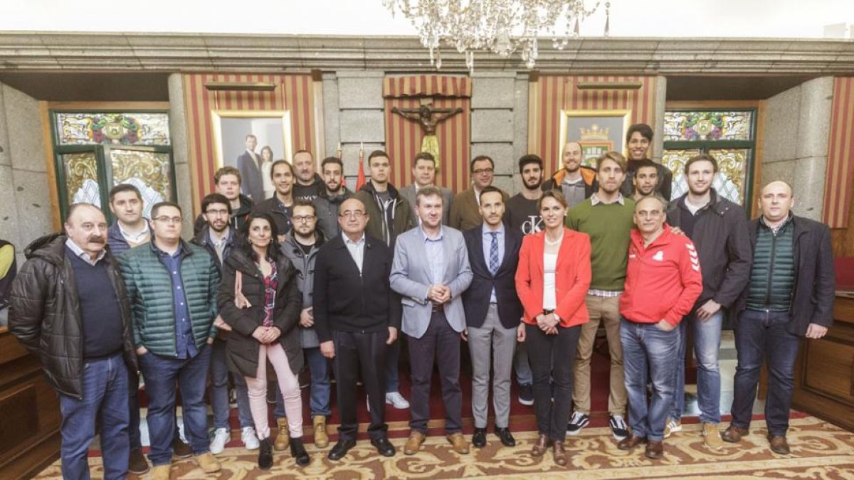 Foto de familia de los integrantes del San Pablo junto a los responsables municipales.-SANTI OTERO