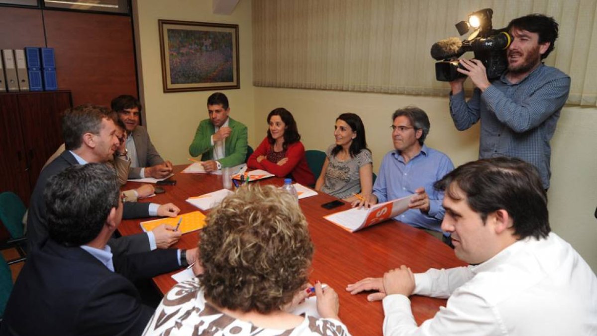 Los próximos concejales del Partido Popular y Ciudadanos durante la negociación mantenida ayer por la tarde en el despacho de Gloria Bañeres.-ISRAEL L. MURILLO