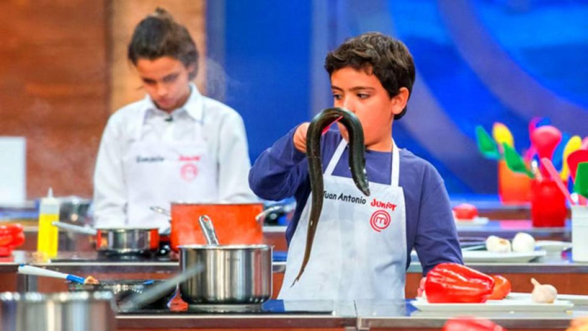 Juan Antonio, en Masterchef junior 5, con la anguila.-/ RTVE