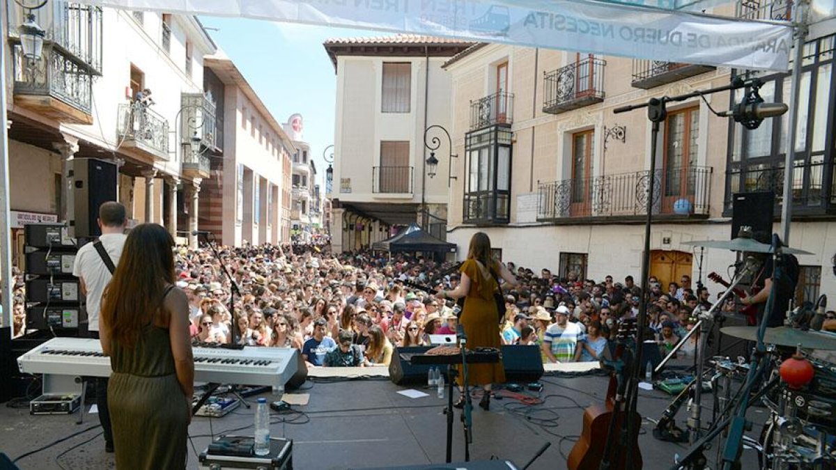 The Great Barrier fue uno de los grupos que encendió ayer la mítica plaza del Trigo.-Alberto Calvo