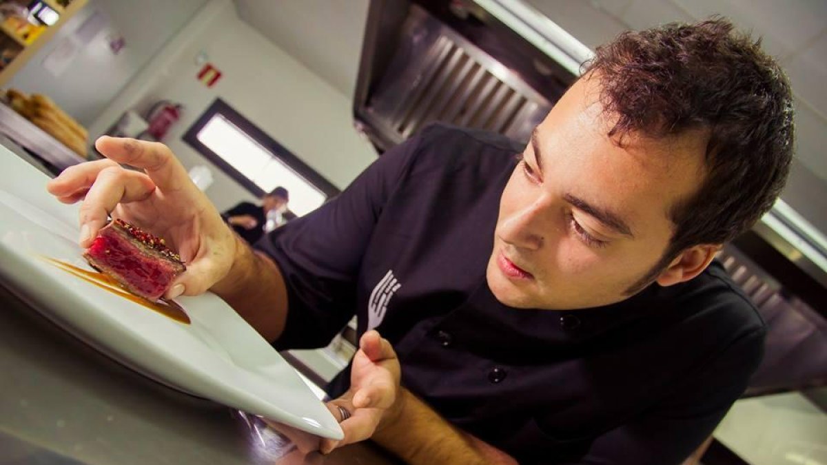 El cocinero elaborando una de sus creaciones.-ECB