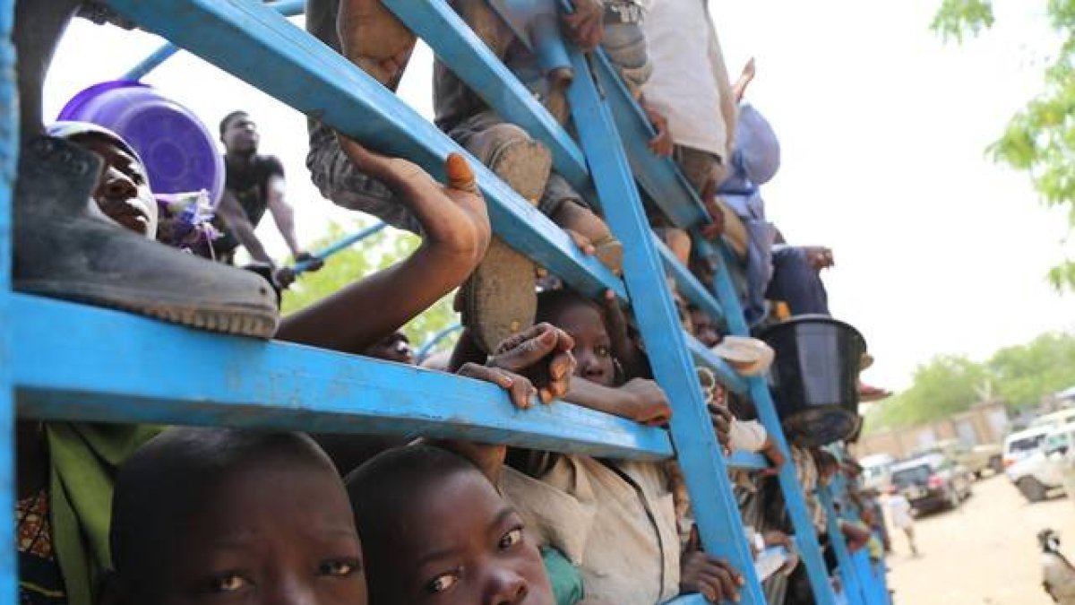 Imagen de niños siendo evacuados de las islas nigerianas del lago Chad por el temor a ser atacados por Boko Haram.-Foto: AFP