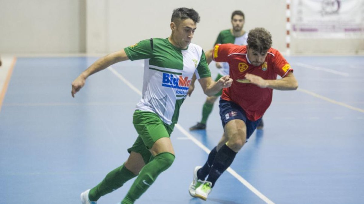 Jesús Preciado conduce un balón en su última temporada comojugador del Juventud del Círculo. ISRAEL L. MURILLO