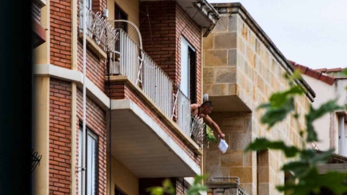 El hombre lanzó objetos desde la ventana. ECB