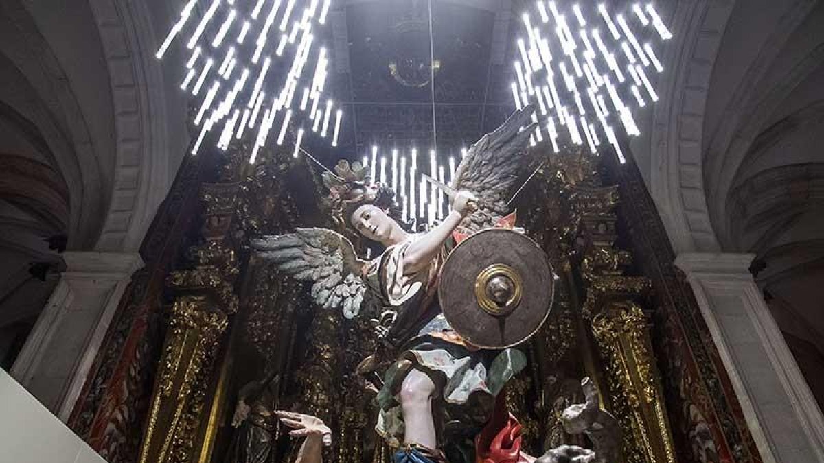 ‘San Miguel Arcángel’, de Luis Salvador Carmona, es una de las «obras centrales» de la muestra. Por eso se ubica ante el retablo de la iglesia de San Pedro.-SANTI OTERO