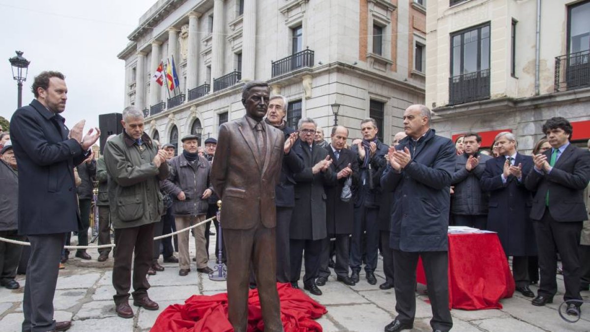 El Ayuntamiento de Ávila inaugura una estatua de homanaje al expresidente Adolfo Suárez-Ical