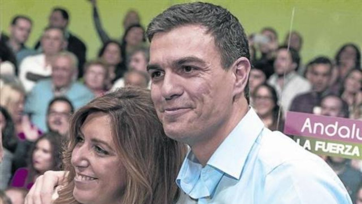 Díaz y Sánchez, durante un mitin el pasado 8 de noviembre en Sevilla.-Foto: EFE / JULIO MUÑOZ
