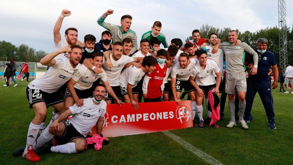 La plantilla del BCF Promesas celebra su ascenso. TOMÁS ALONSO