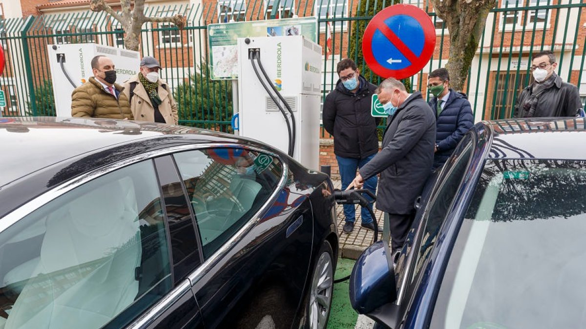El vicepresidente de la Diputación, Lorenzo Rodríguez, en el punto de recarga de coches eléctricos de Belorado junto al alcalde, Álvaro Eguiluz, y Celiano García (Iberdrola). SANTI OTERO