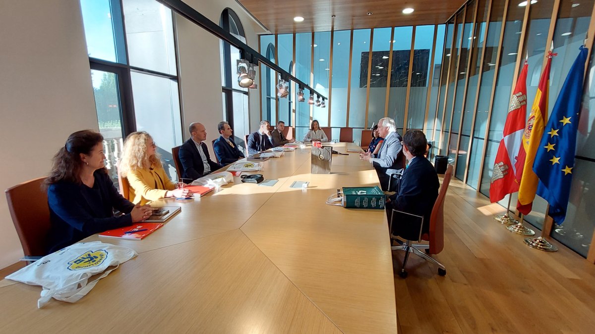 El presidente del TSJCyL recibió a los jueces húngaros en el Palacio de Justicia de Burgos. ECB