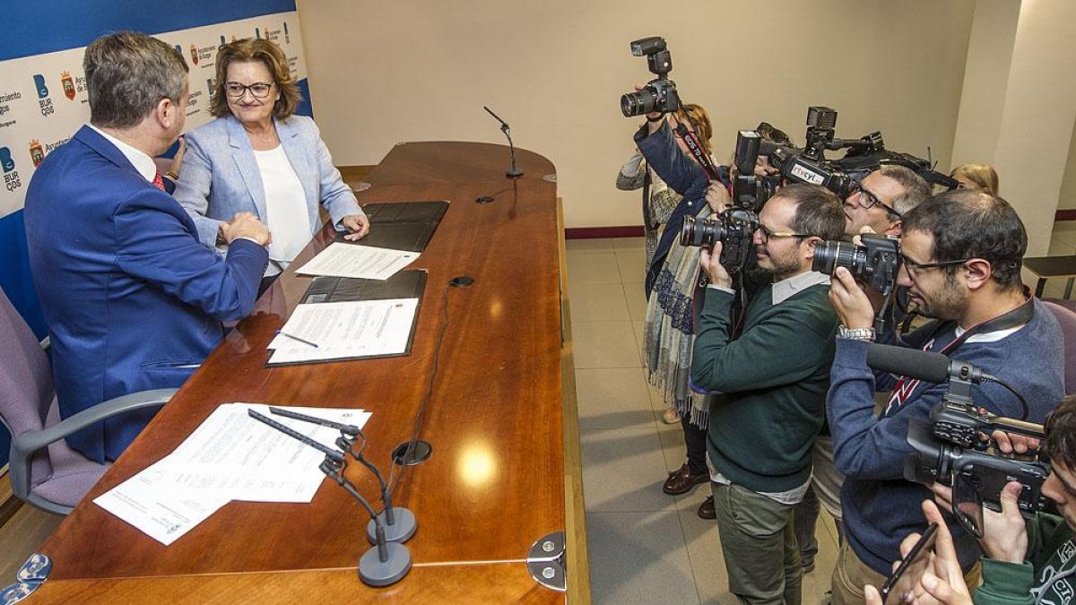 Javier Lacalle y Simona Palacios firman, ayer, el convenio de colaboración.-ISRAEL L. MURILLO