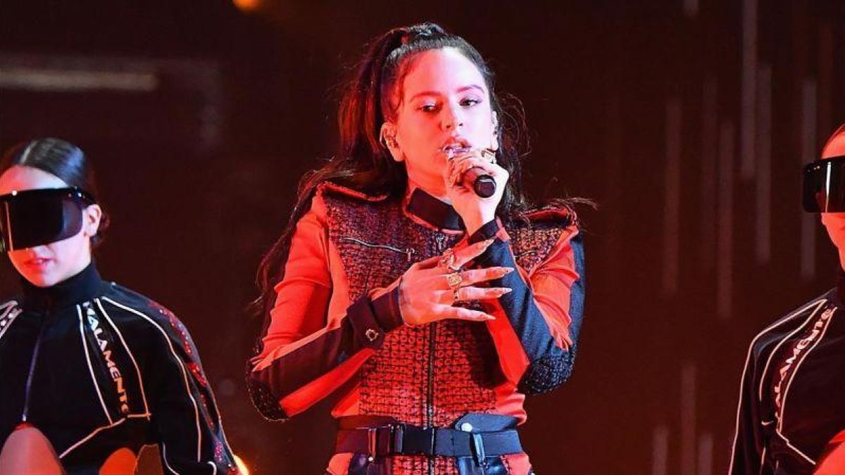 Rosalía, durante la actuación en la 25ª edición de los Europe Music Awards de la MTV, en Bilbao.-FILMMAGIC / JEFF KRAVITZ