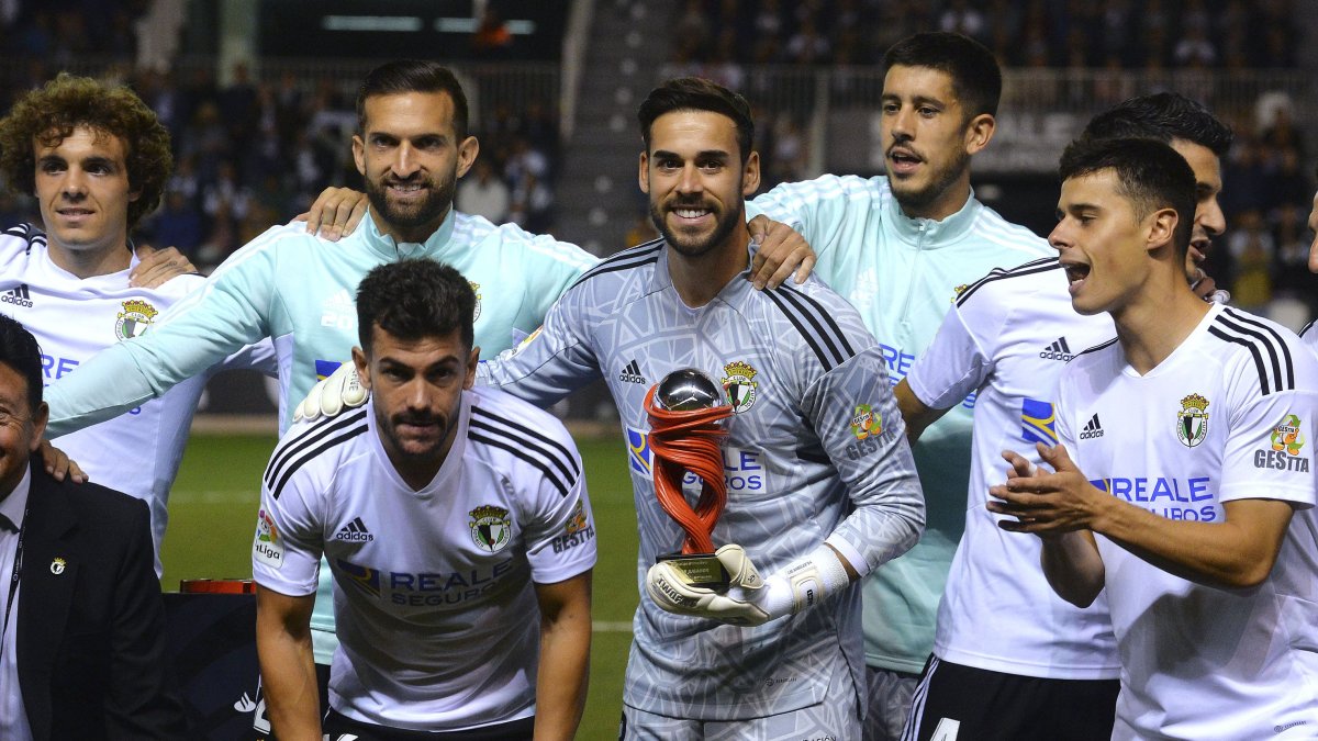 Caro posa con sus compañeros y el trofeo del mejor jugador de septiembre. TOMÁS ALONSO.