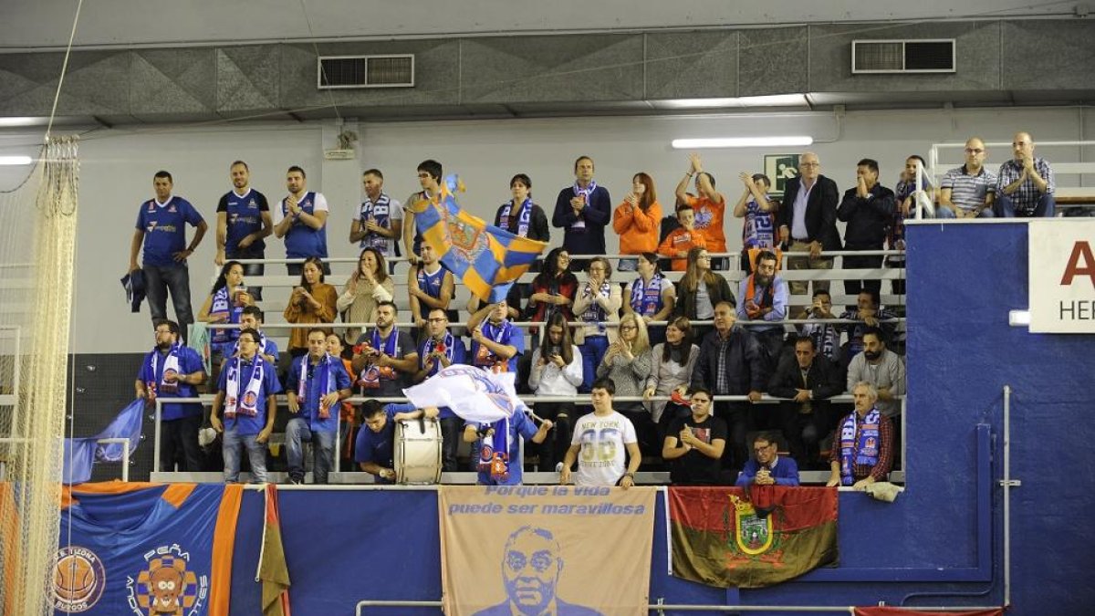 Imagen de la afición burgalesa durante un desplazamiento reciente.-MARÍA GONZÁLEZ / CB MIRAFLORES