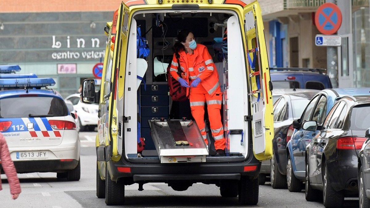 Personal sanitario en una ambulancia. ICAL