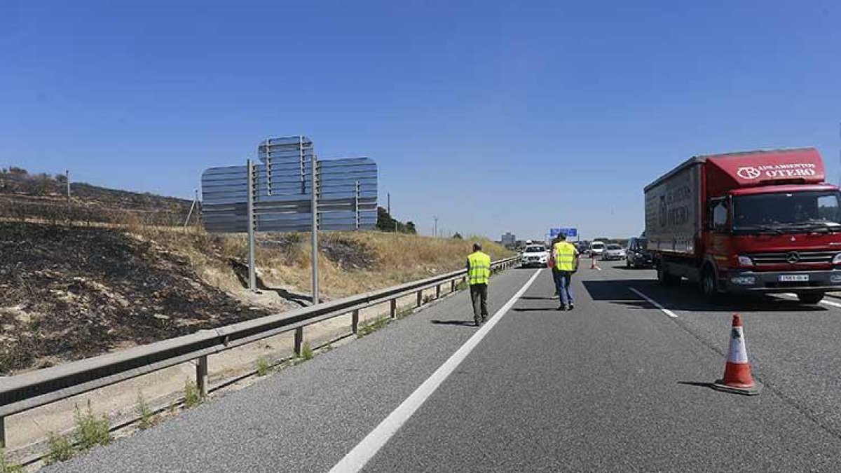 El fuego llegó a la autovía A-62 en la que hubo que desviar un carril.-RAÚL OCHOA