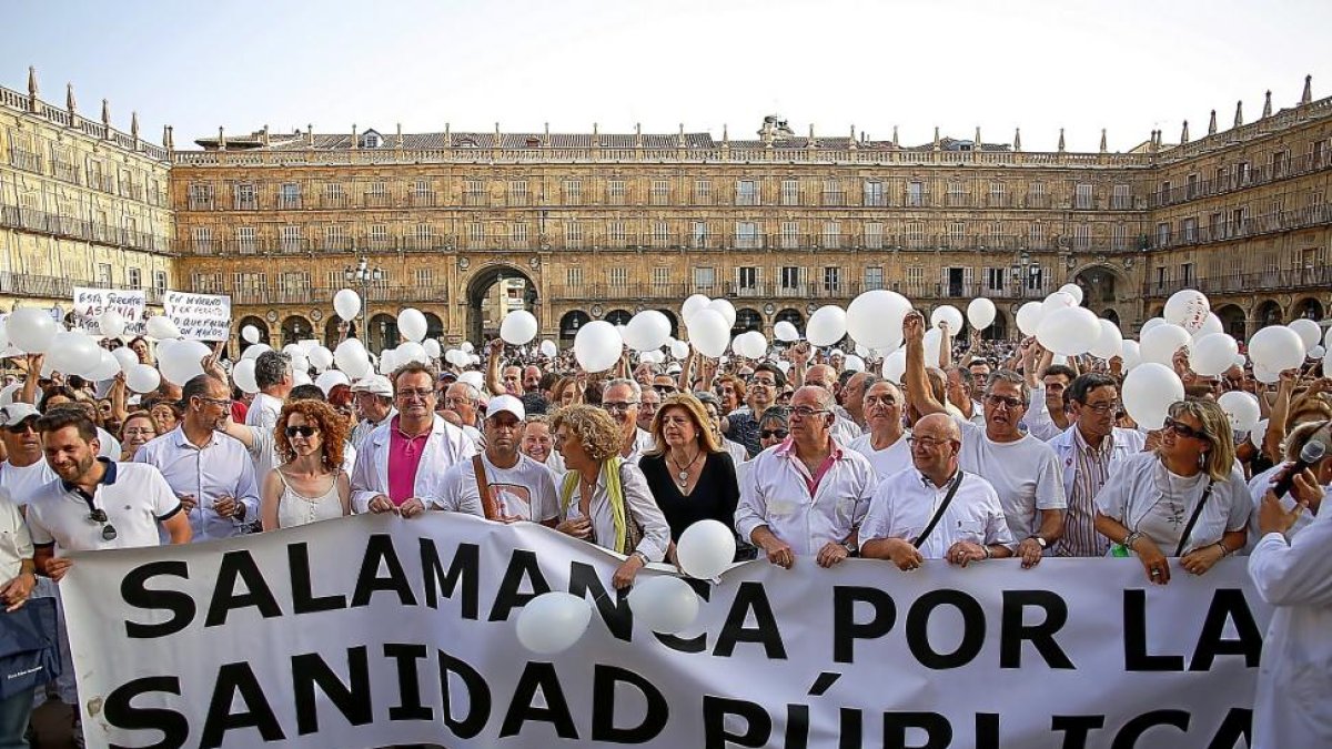 Miles de personas manifestándose, ayer, en la Plaza Mayor de Salamanca por una Sanidad pública y de calidad.-ICAL