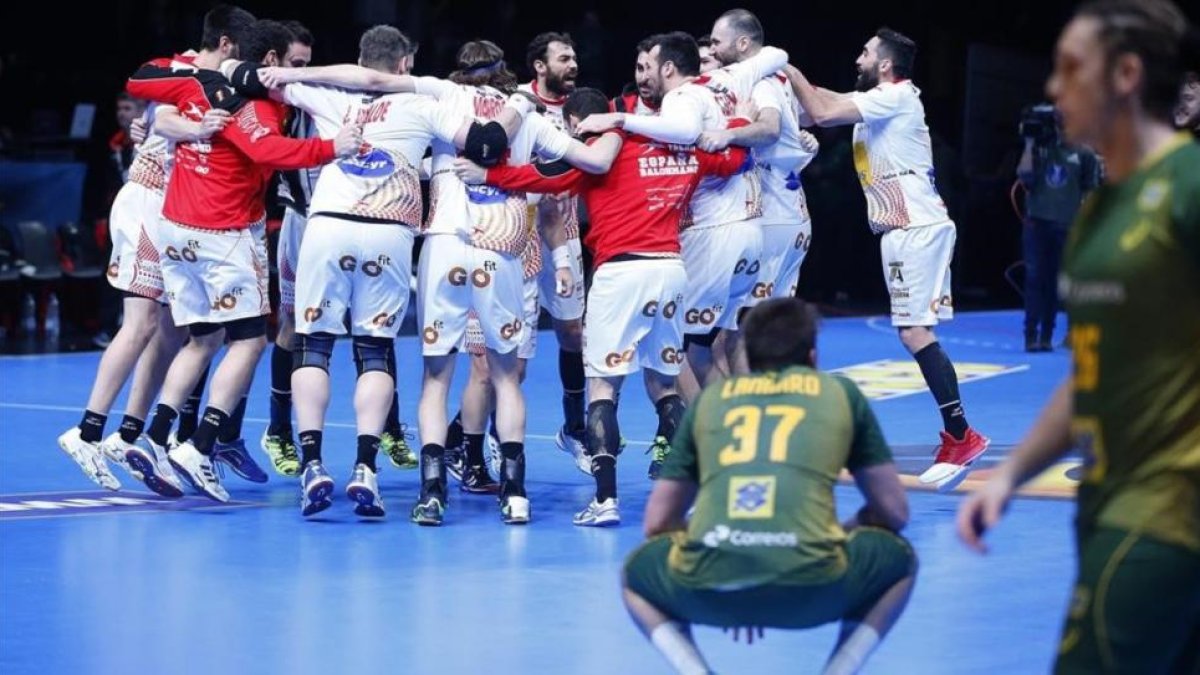 La selección española celebra el triunfo ante la decepción de los brasileños, el pasado sábado en Montpellier.-EFE / GUILLAUME HORCAJUELO