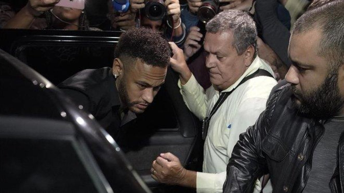 Llegada de Neymar a la comisaría de Río de Janeiro, el 6 de junio.-