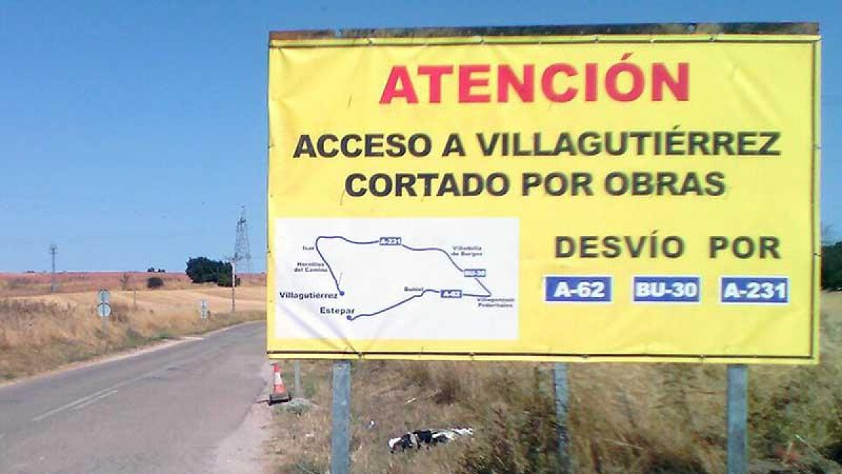 Cartel informativo sobre el desvío que el Servicio Territorial de Fomento planteaba en un principio.-ECB