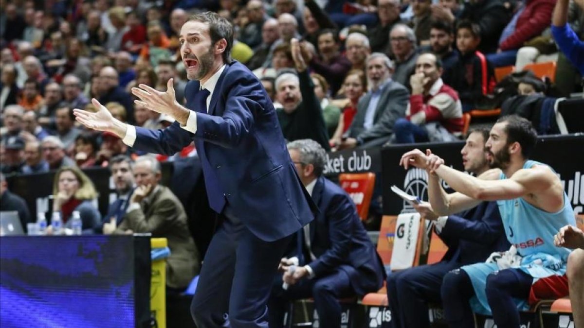 Sito Alonso da instrucciones a su equipo en el partido del martes en Valencia-MIGUEL LORENZO