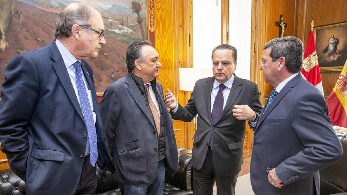 Rico (dcha.) y Amilivia (junto a Rico)recordaron ayer que las localidades pueden tener ayuda provincial.-S. O.