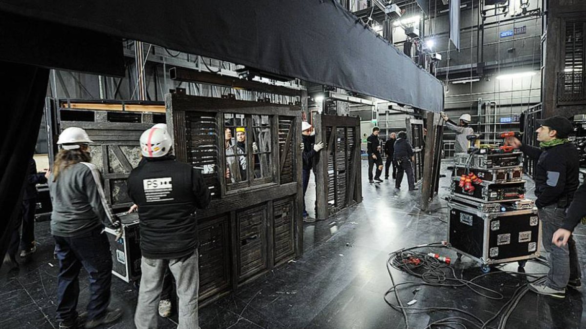 Los tecnicos trabajando en el escenario-Israel L. Murillo