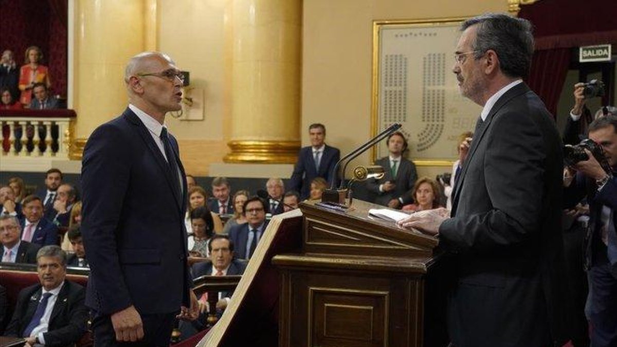 Raül Romeva (ERC) toma posesión como senador, este martes 21 de mayo.-JOSÉ LUIS ROCA