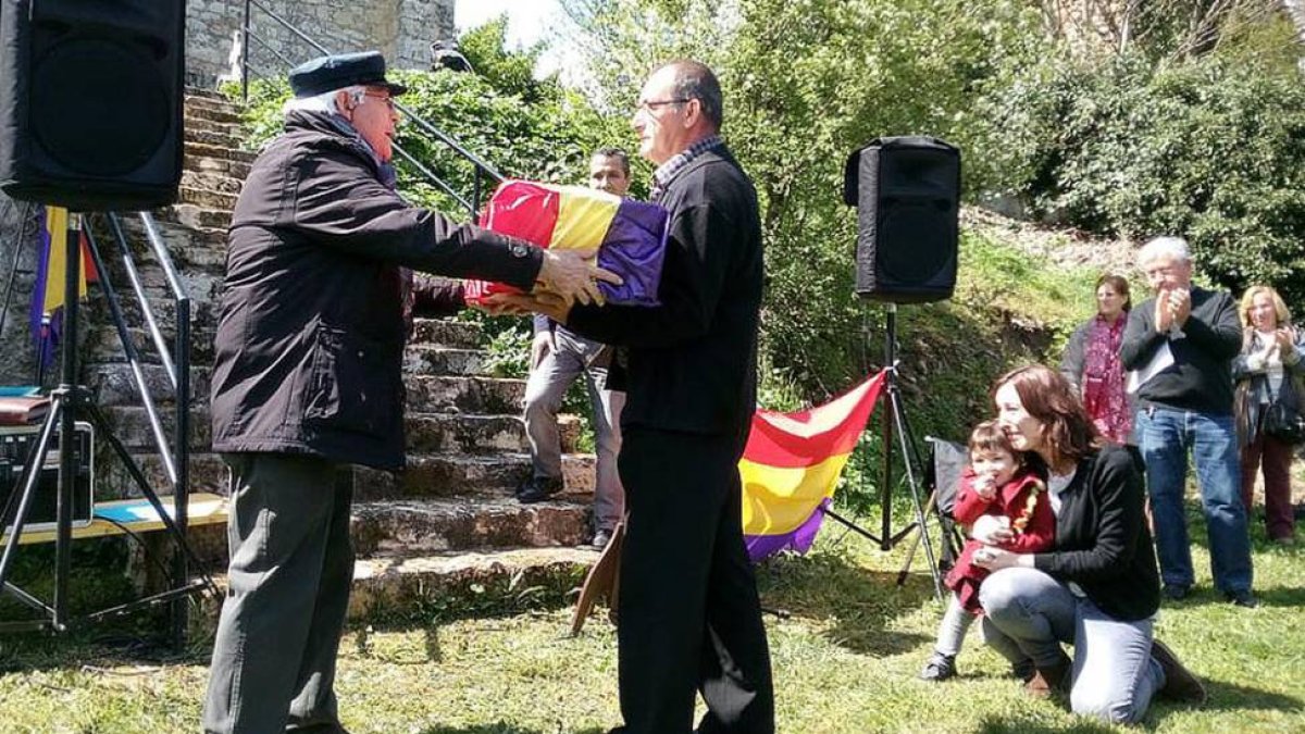 Un momento de la entrega celebrada ayer en Valdenoceda.-ECB
